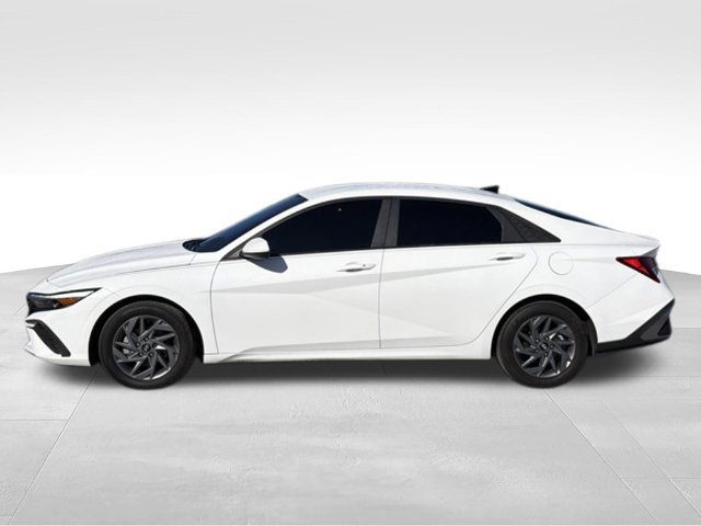 Used 2024 Hyundai Elantra SEL FWD image 2