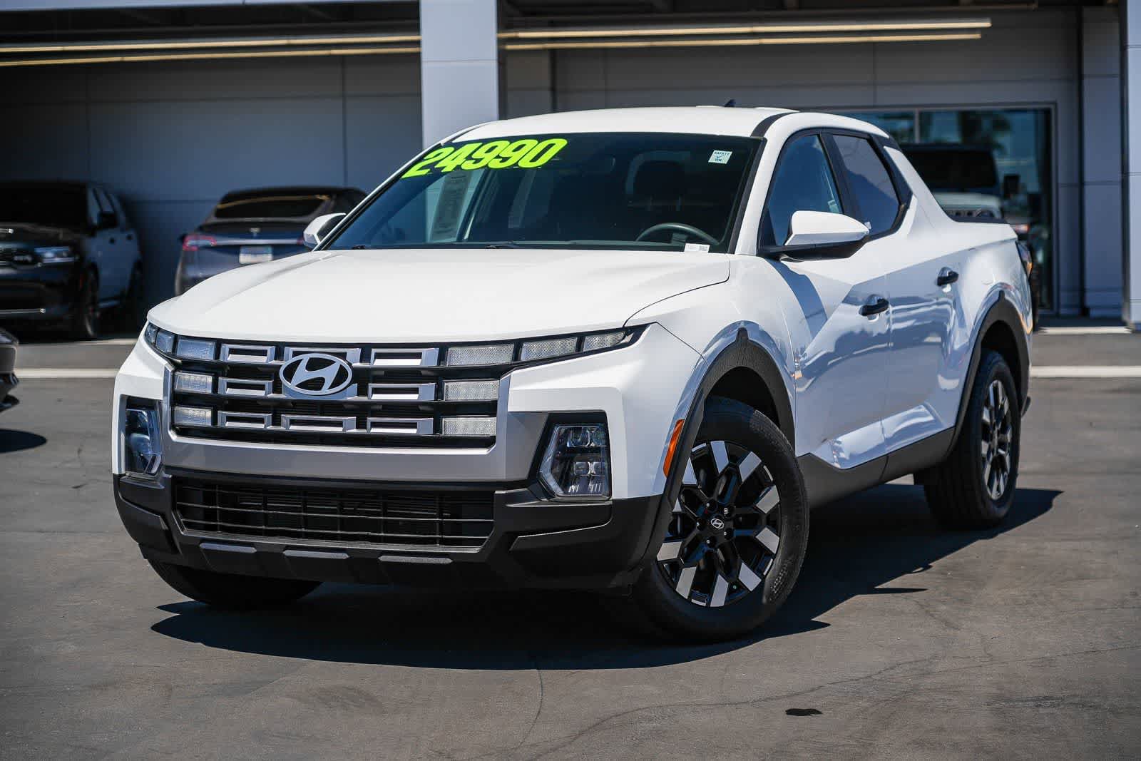 Used 2025 Hyundai Santa Cruz SE FWD image 1