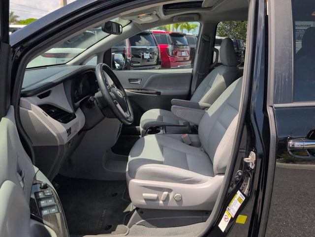 Used 2019 Toyota Sienna XLE w/ XLE Navigation Package FWD image 9
