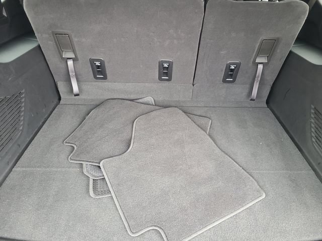 Used 2025 Chevrolet Suburban LS RWD image 9