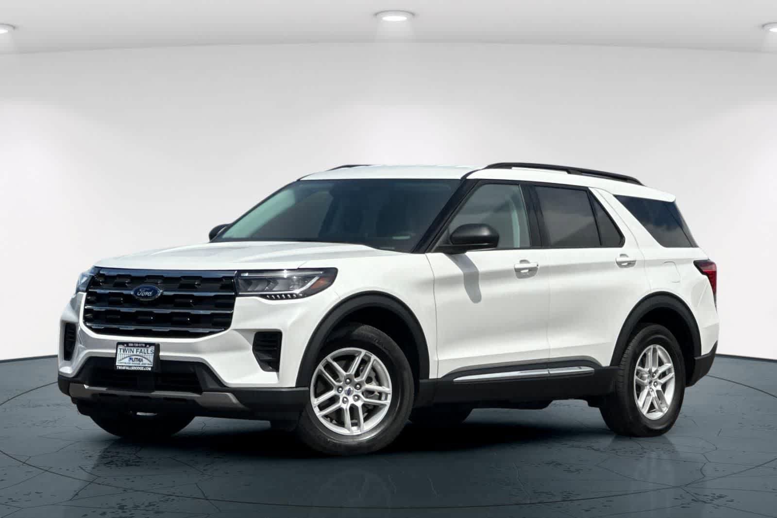 Used 2025 Ford Explorer Active AWD/4WD image 1