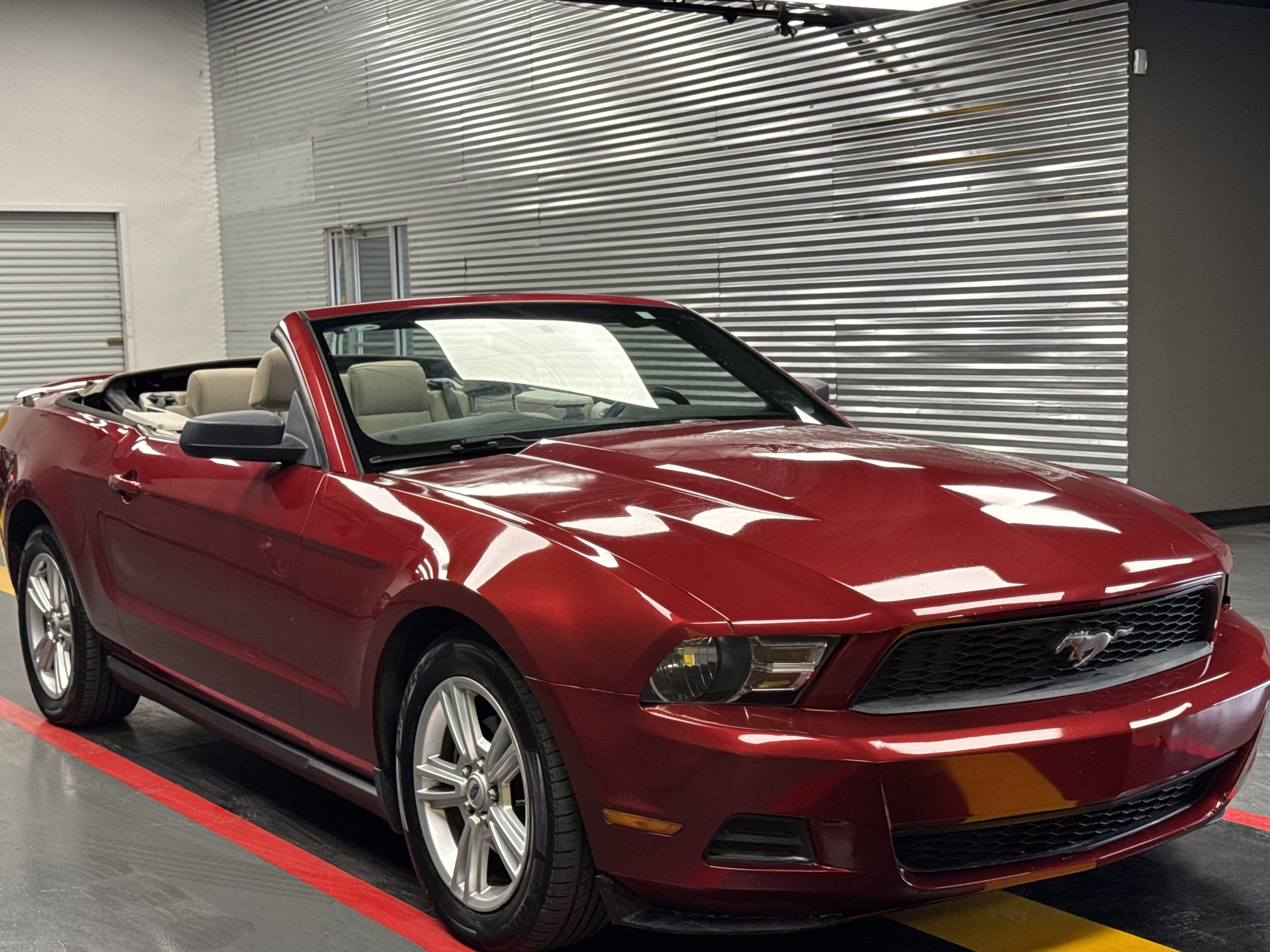 Used 2010 Ford Mustang Convertible image 7
