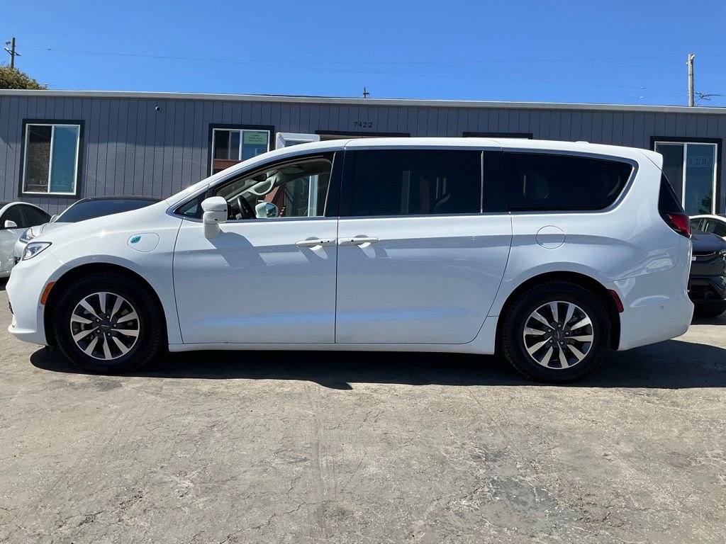 Used 2022 Chrysler Pacifica Touring-L w/ Uconnect Theater Family Group image 5