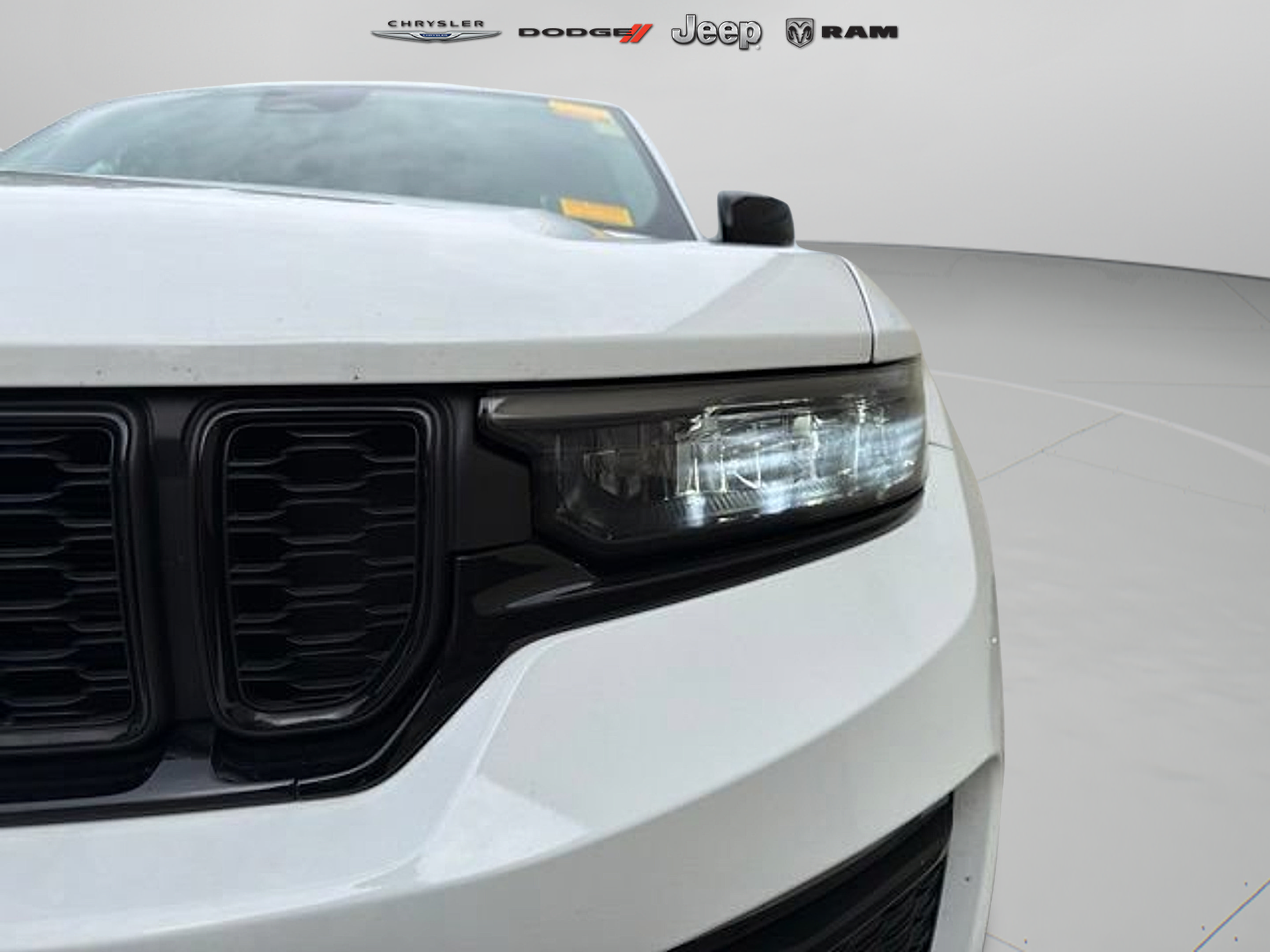 Used 2023 Jeep Grand Cherokee Limited w/ Black Appearance Package AWD/4WD image 9