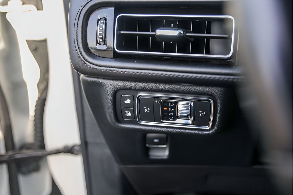 Used 2021 Lincoln Nautilus FWD w/ Equipment Group 101A image 17