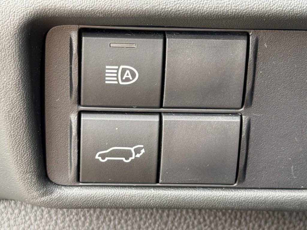 Used 2020 Toyota Highlander XLE FWD image 25