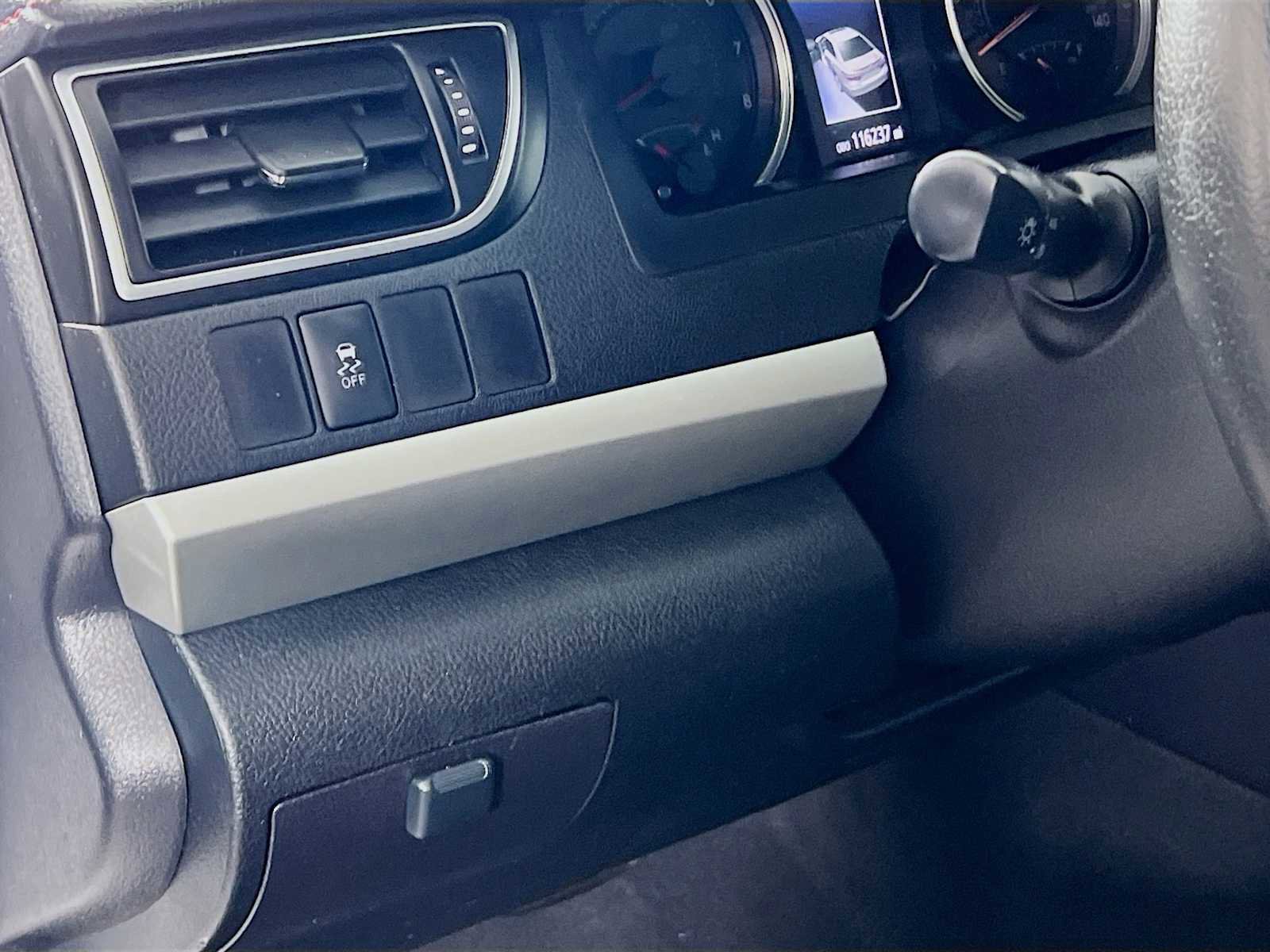 Used 2015 Toyota Camry SE image 10