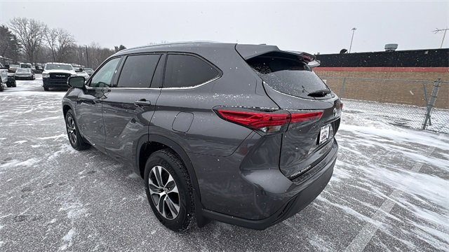 Used 2022 Toyota Highlander XLE image 3