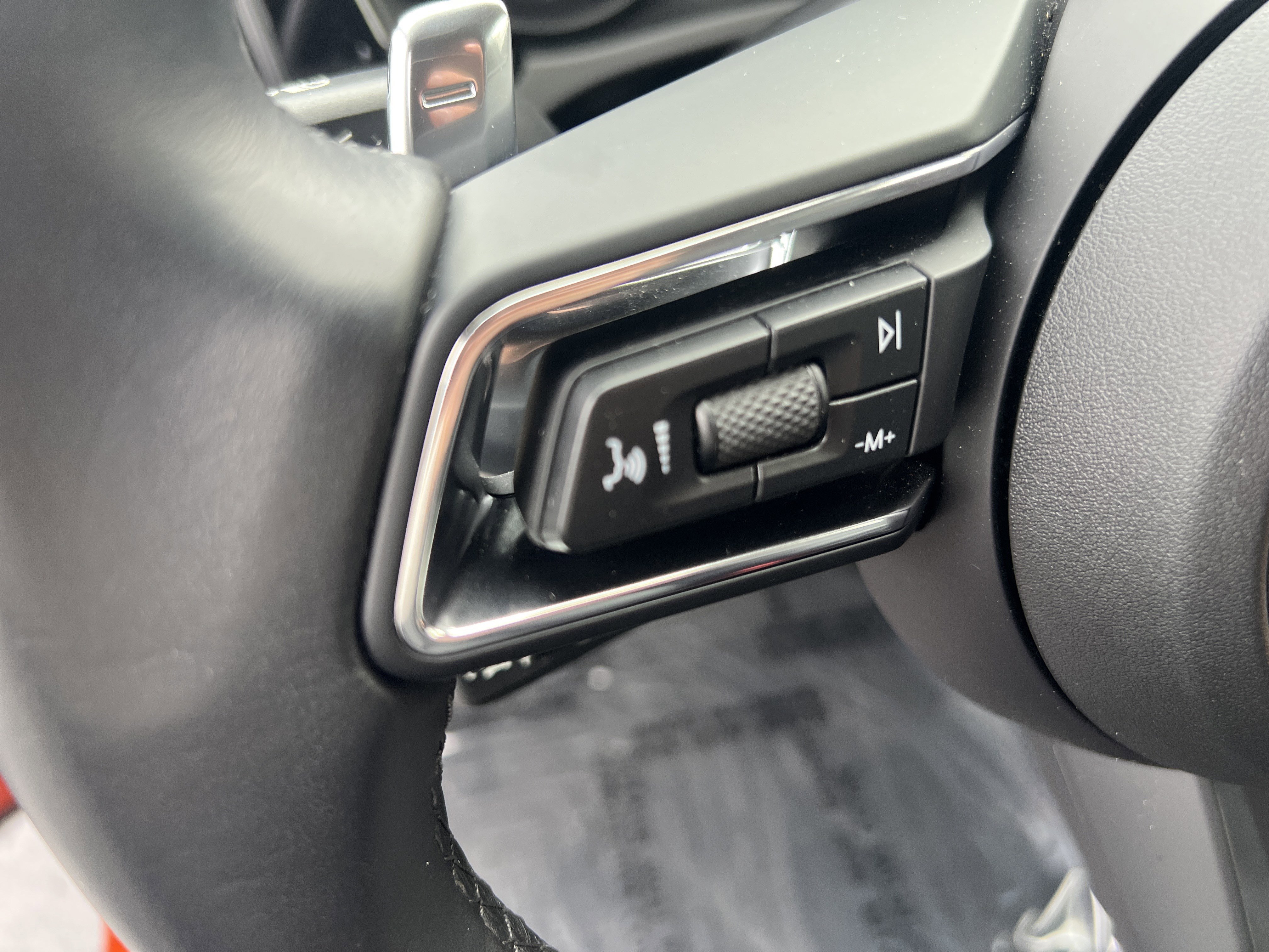 Used 2024 Porsche Macan Turbo image 12