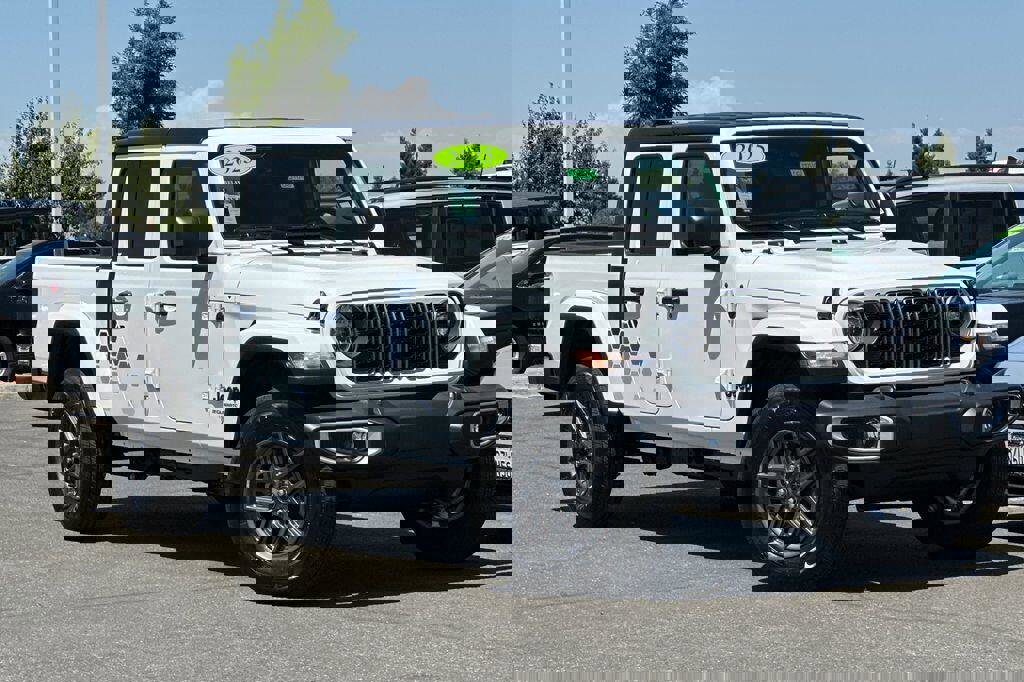 New 2025 Jeep Gladiator Sport image 2
