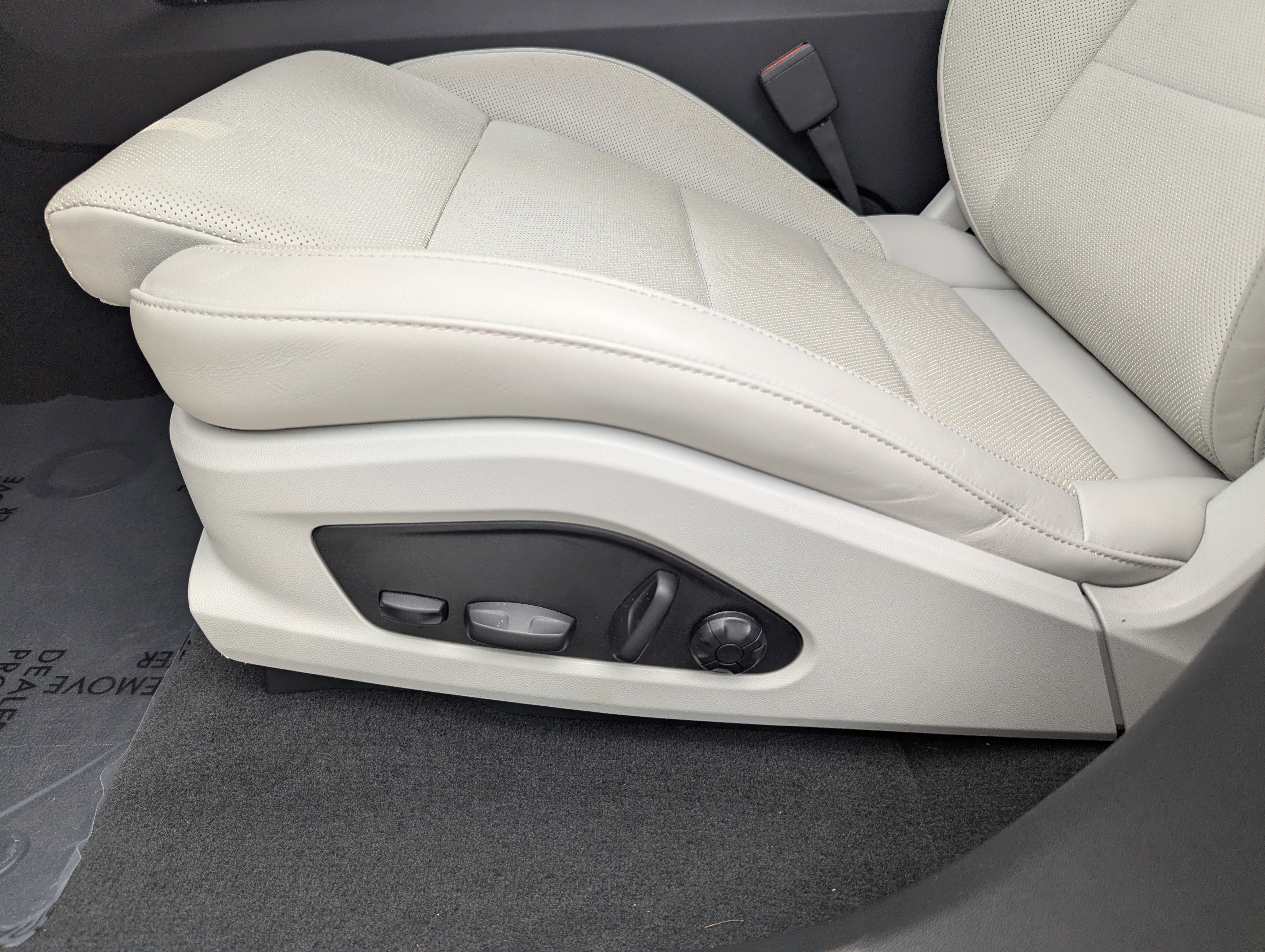 Certified 2025 Porsche Macan Electric RWD image 24