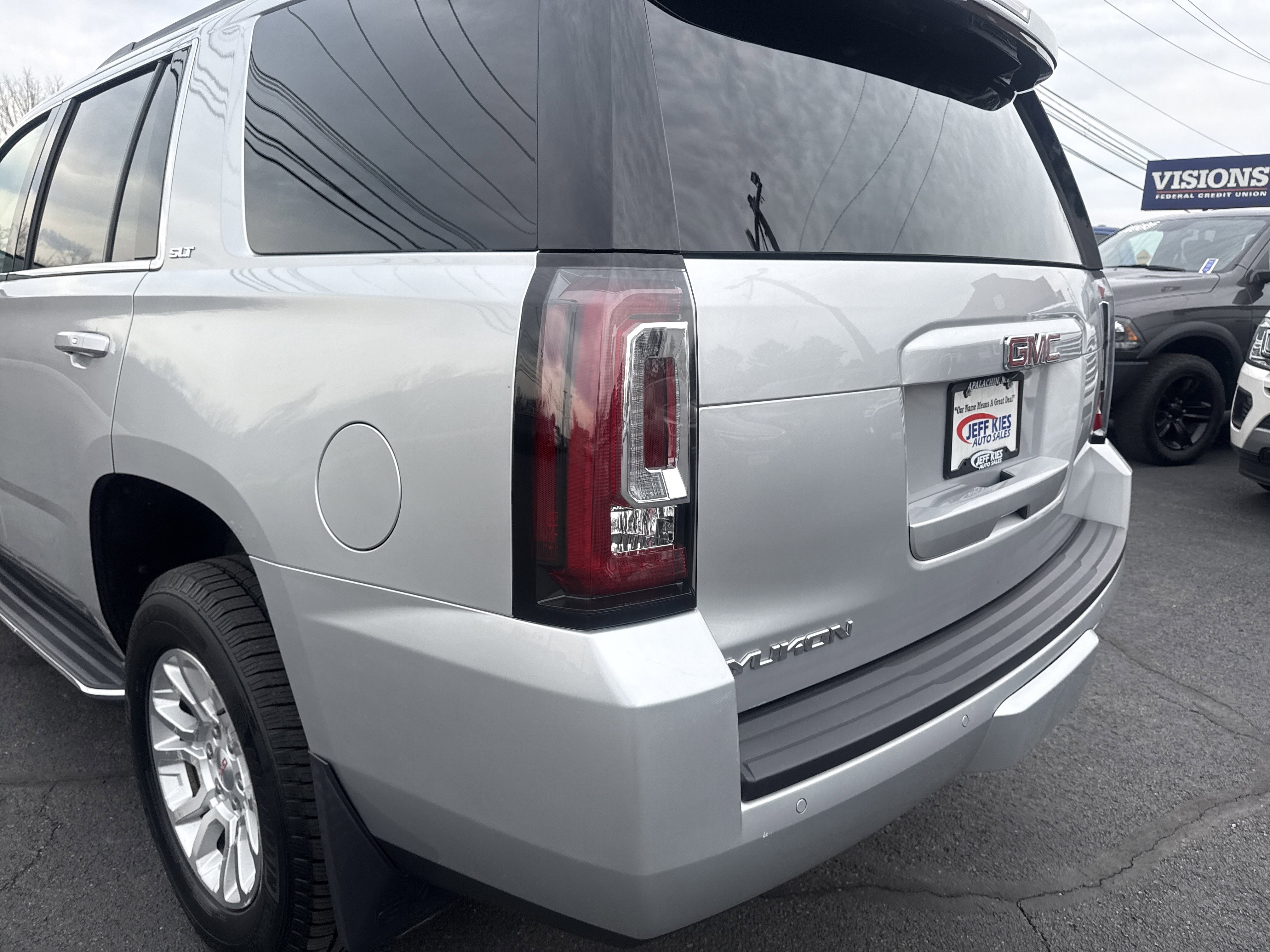 Used 2017 GMC Yukon SLT AWD/4WD image 3