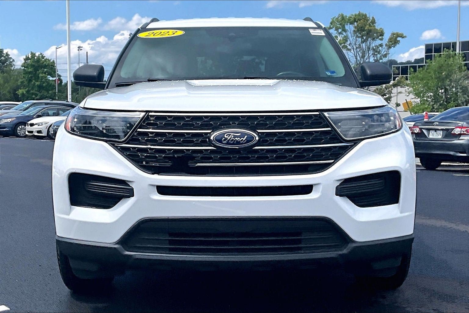Used 2023 Ford Explorer XLT AWD/4WD image 3