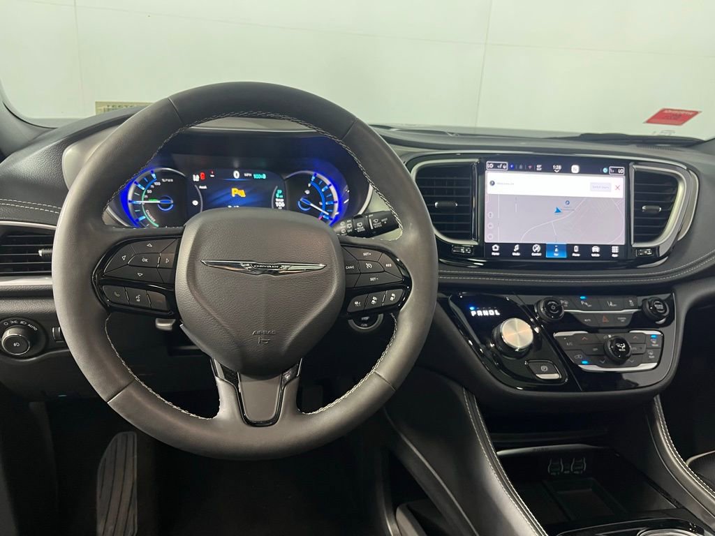 Used 2024 Chrysler Pacifica Premium image 13