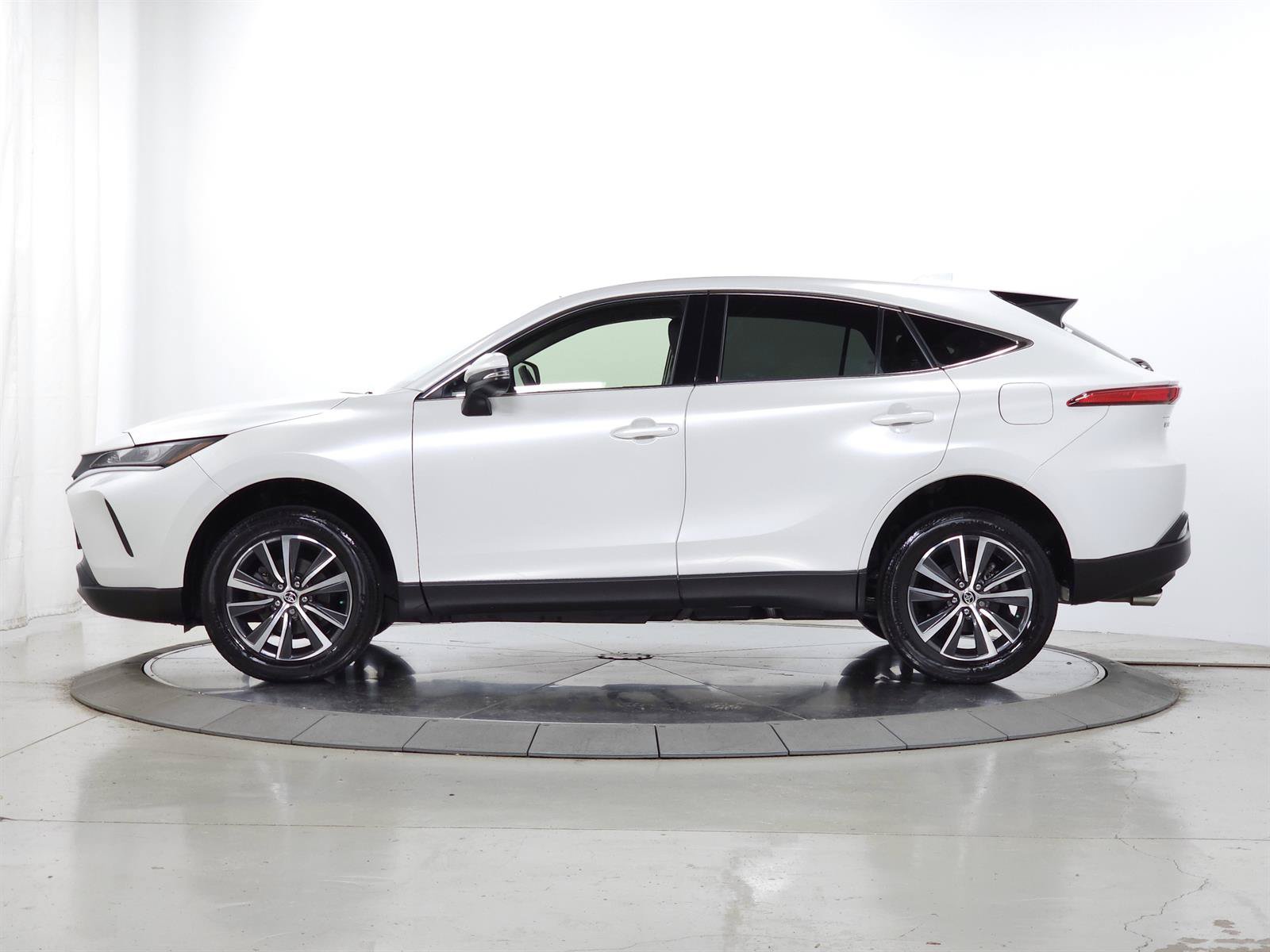 Used 2022 Toyota Venza LE AWD/4WD image 5