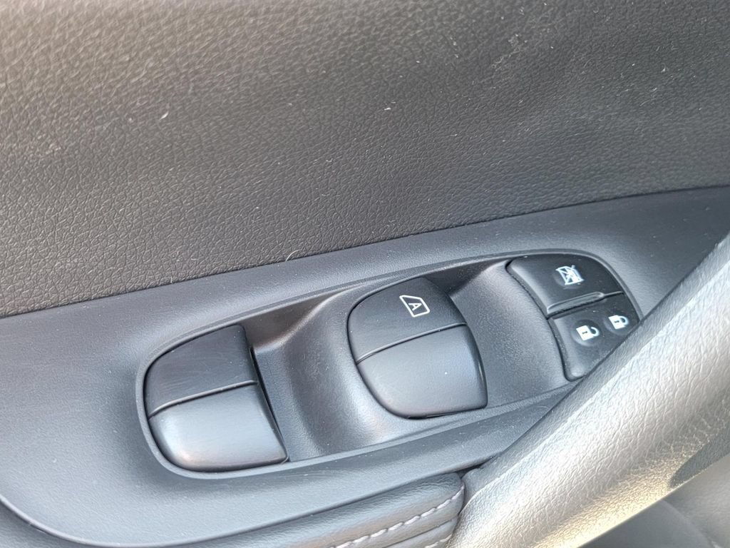 Used 2019 Nissan Rogue S AWD/4WD image 34