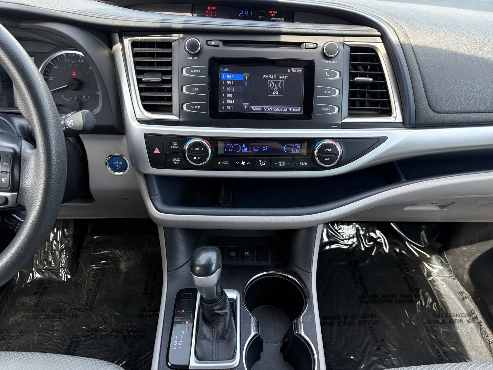 Used 2019 Toyota Highlander LE w/ Carpet Mat Package (TMS) AWD/4WD image 13