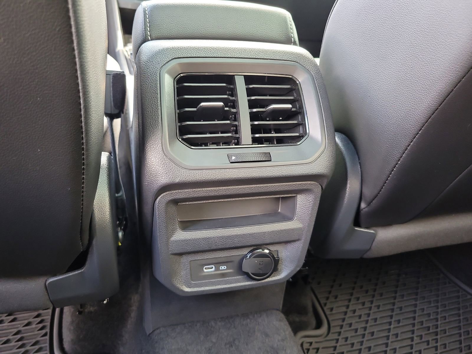 Used 2024 Volkswagen Tiguan SE R-Line image 11