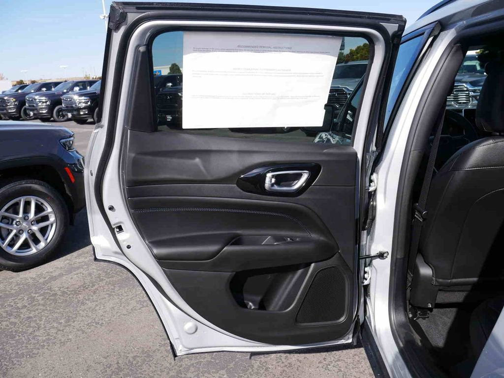 New 2026 Jeep Compass Latitude image 9