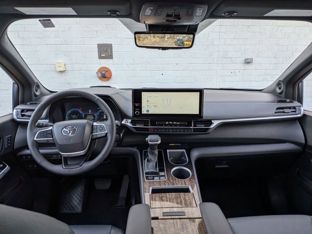 Used 2025 Toyota Sienna Platinum image 22