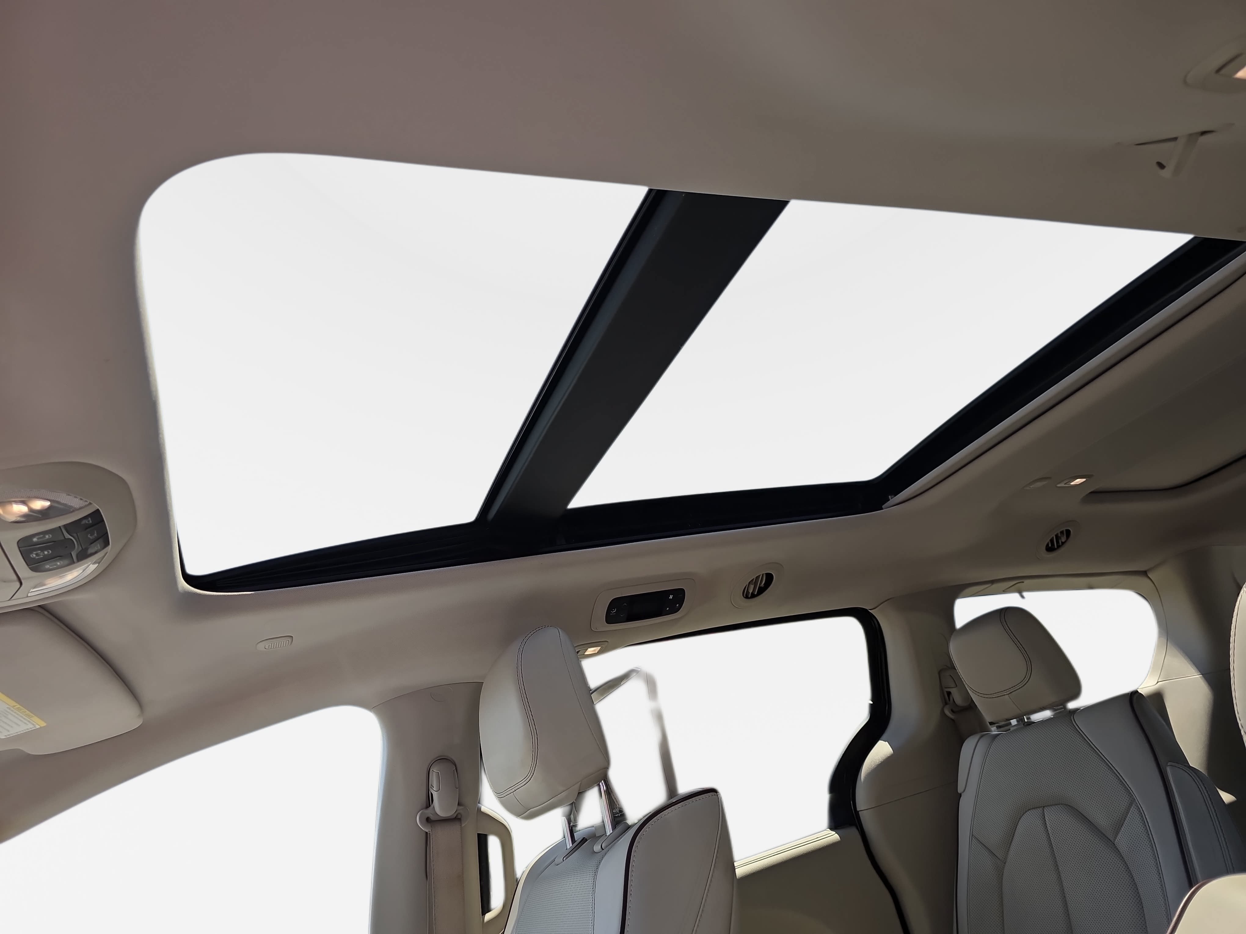 Used 2017 Chrysler Pacifica Limited FWD image 28