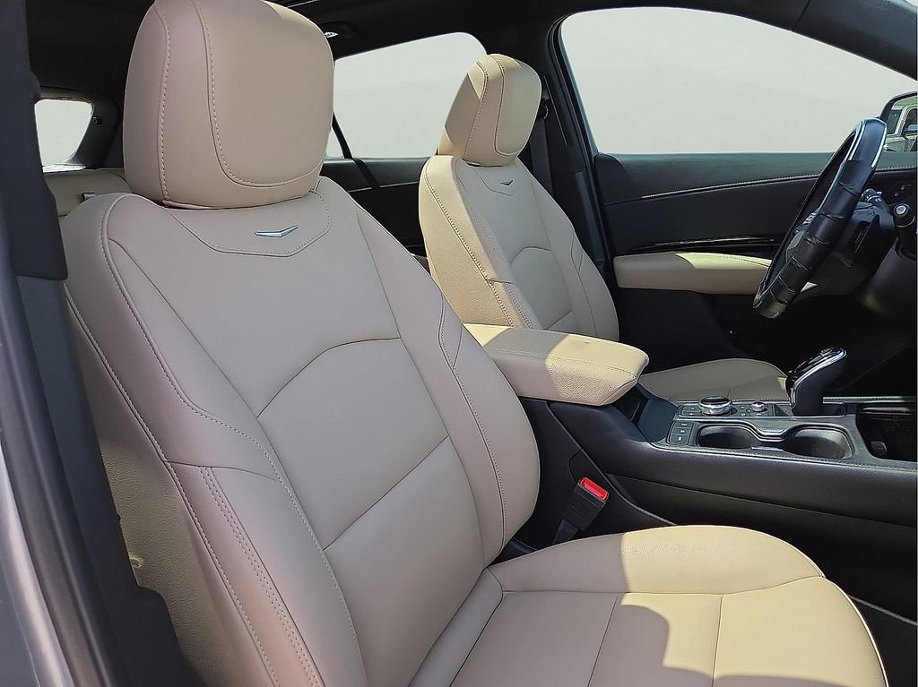 Used 2024 Cadillac XT4 Luxury w/ Cold Weather Package FWD image 9
