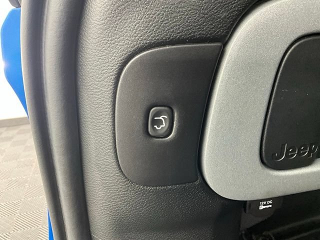 Used 2017 Jeep Cherokee Trailhawk AWD/4WD image 26