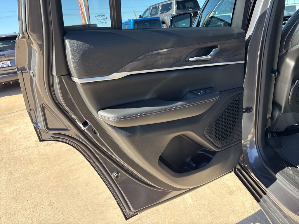 New 2026 Jeep Grand Cherokee Altitude AWD/4WD image 17