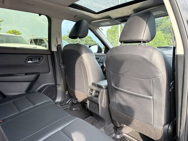 Used 2023 Nissan Rogue SV w/ SV Premium B Package FWD image 17