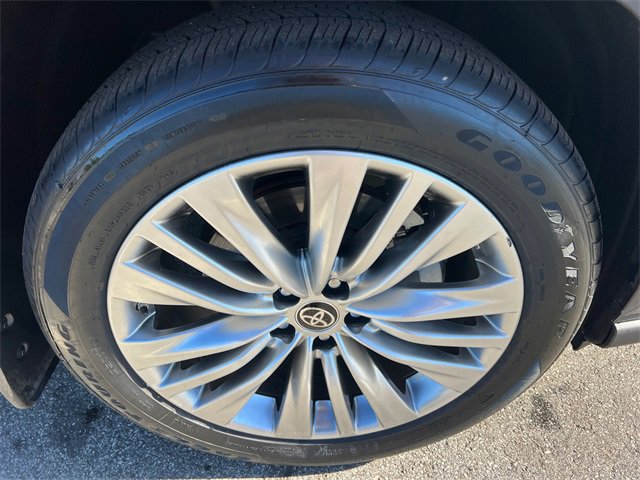 Used 2024 Toyota Highlander Platinum image 12