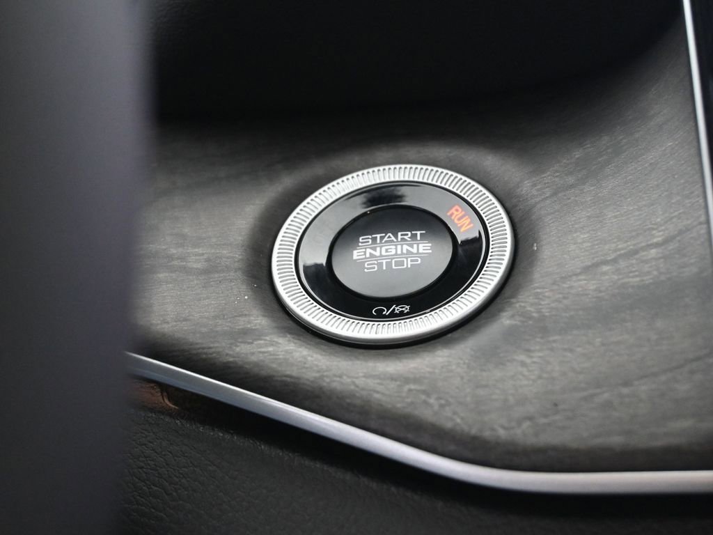 Used 2025 Jeep Grand Cherokee Limited w/ Luxury Tech Group II image 26