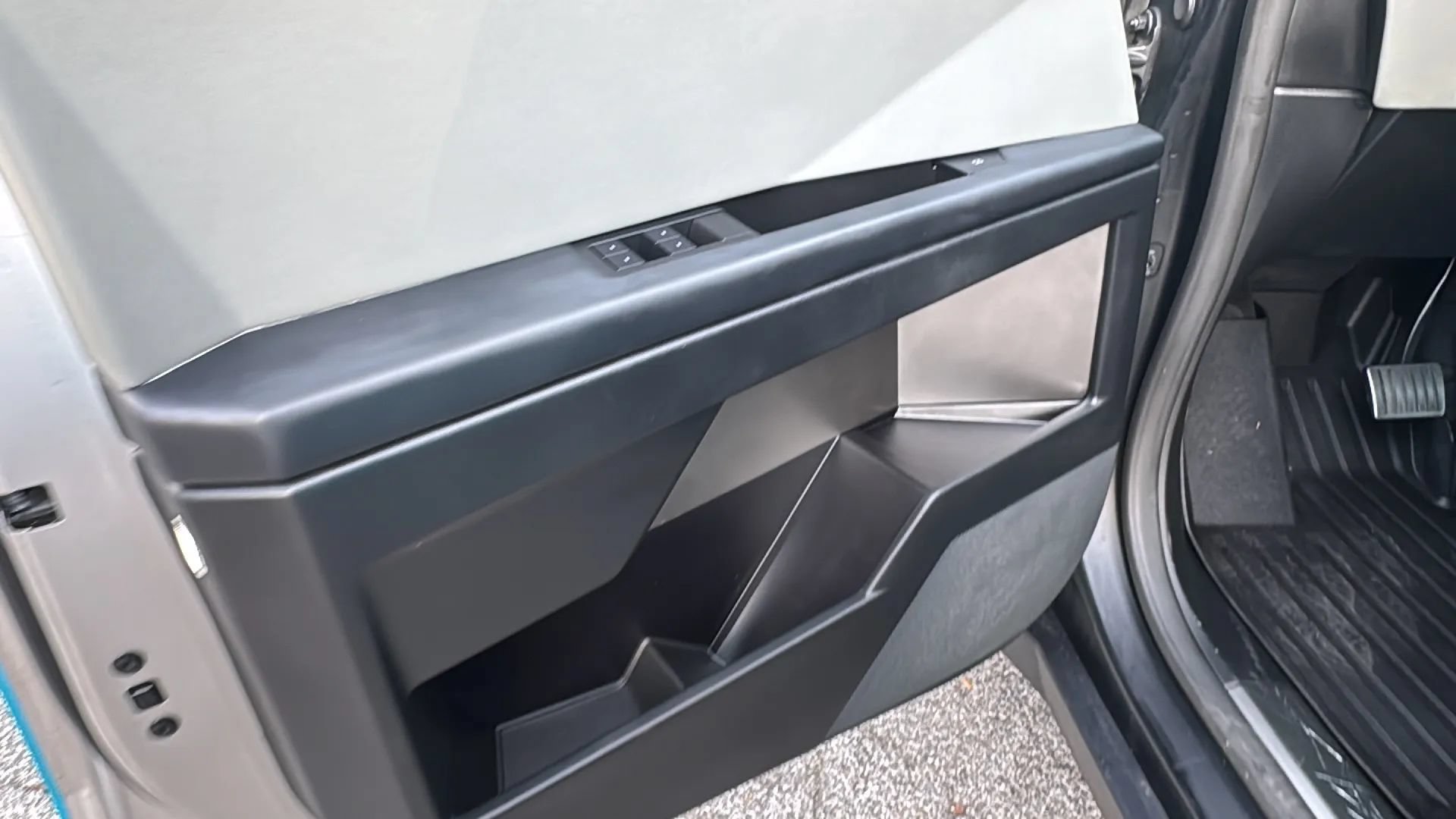 Used 2024 Tesla Cybertruck AWD Crew Cab image 20