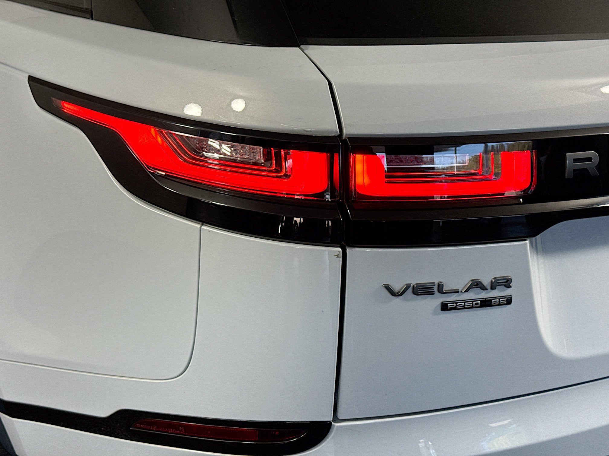 Used 2019 Land Rover Range Rover Velar R-Dynamic SE image 36