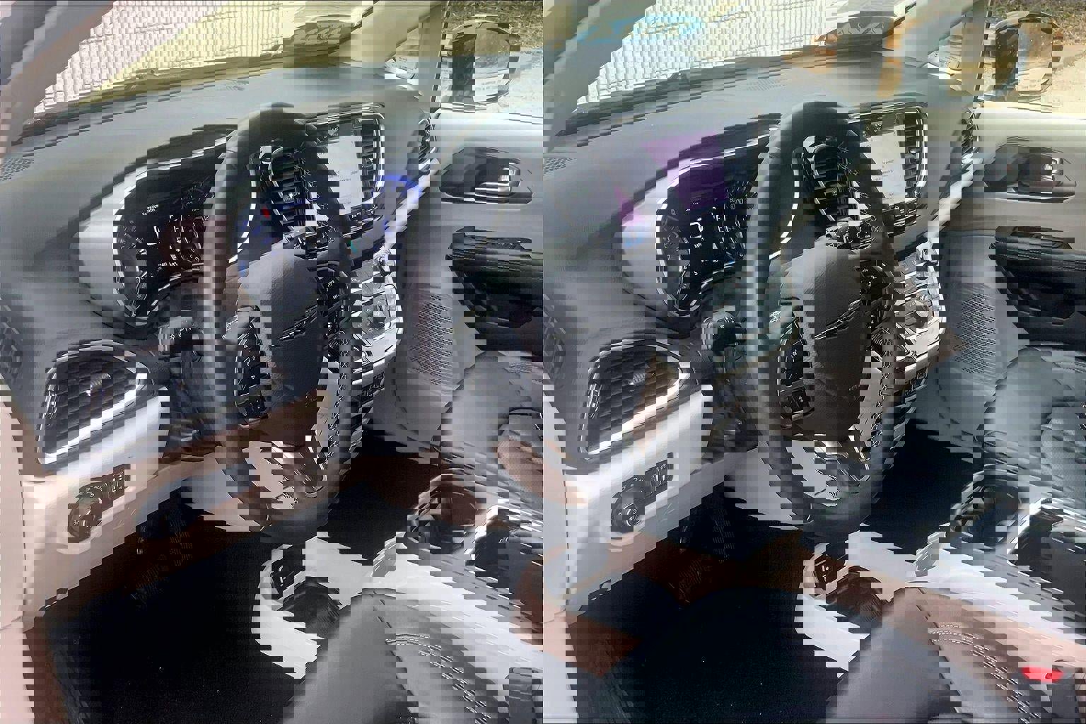 Used 2024 Chrysler Pacifica Touring-L image 14