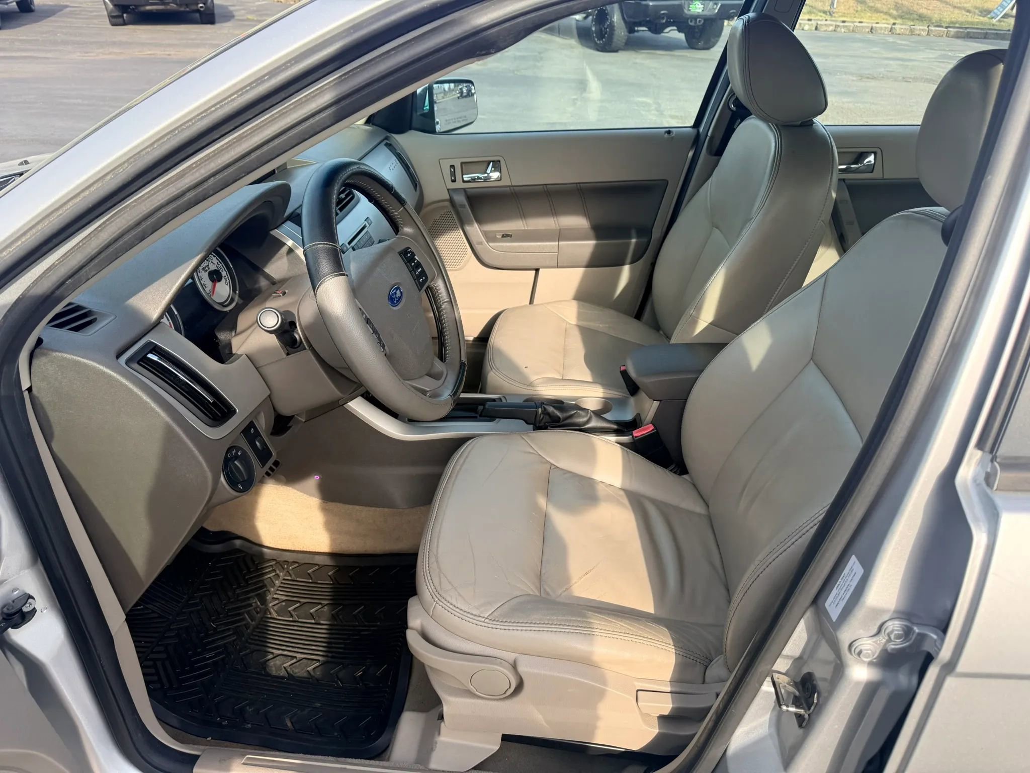 Used 2010 Ford Focus SEL FWD image 22