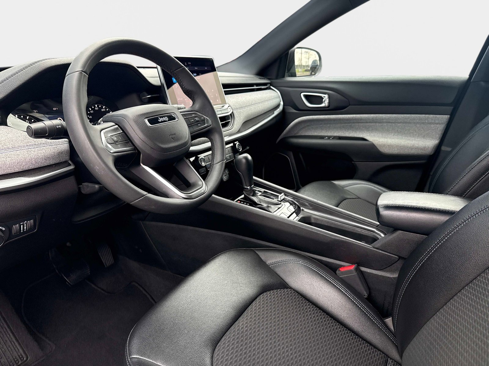 Used 2024 Jeep Compass Latitude image 32