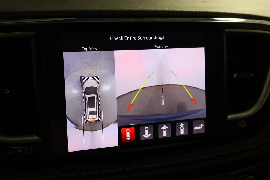 Used 2025 Chrysler Pacifica Limited FWD image 37