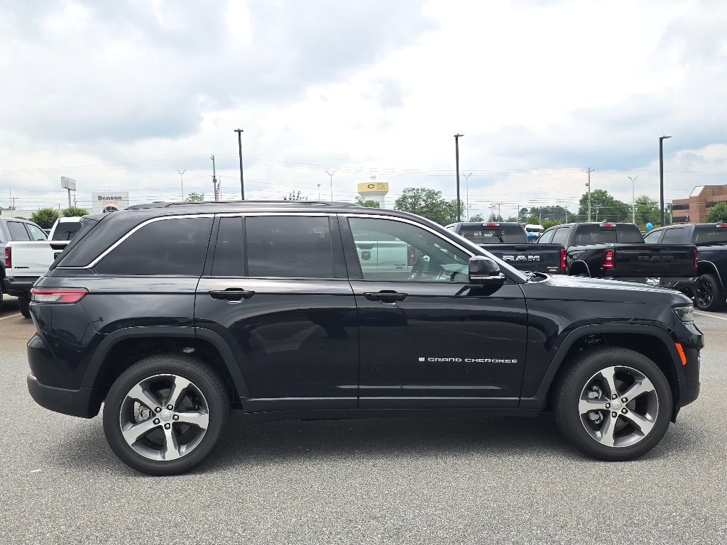 New 2025 Jeep Grand Cherokee Limited w/ Luxury Tech Group II image 2
