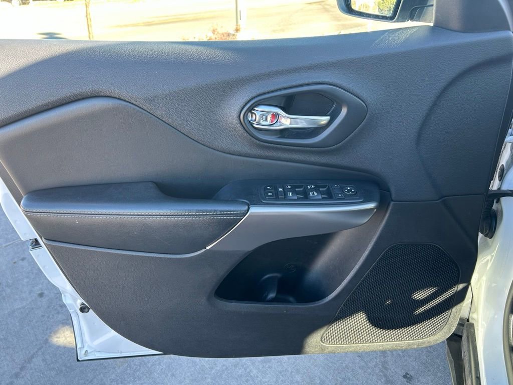 Used 2019 Jeep Cherokee Latitude w/ Popular Appearance Group image 11