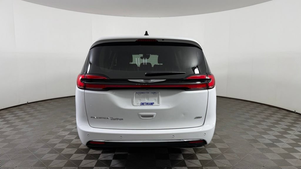Used 2024 Chrysler Pacifica Touring-L AWD/4WD image 7