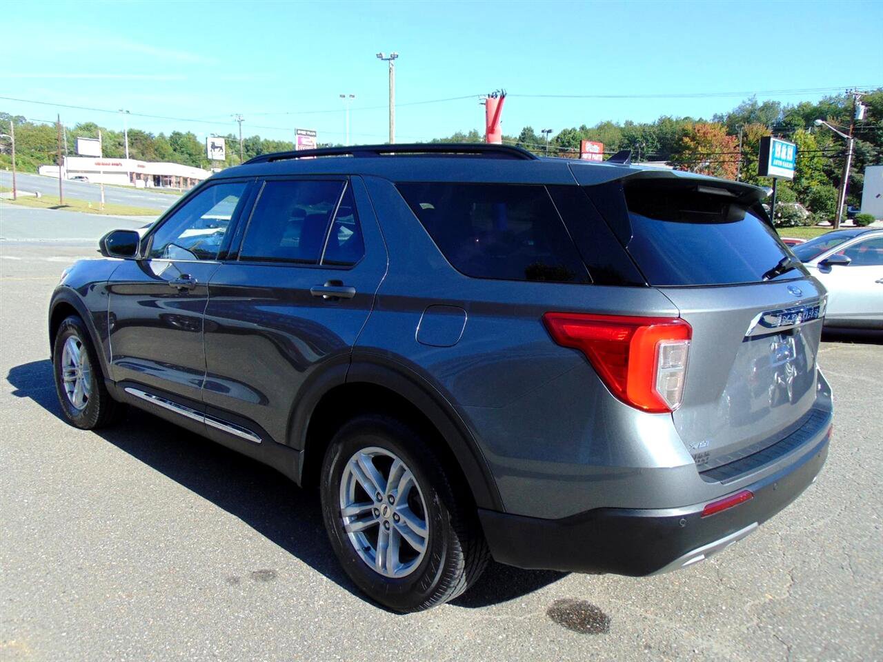 Used 2023 Ford Explorer XLT w/ Equipment Group 202A image 7