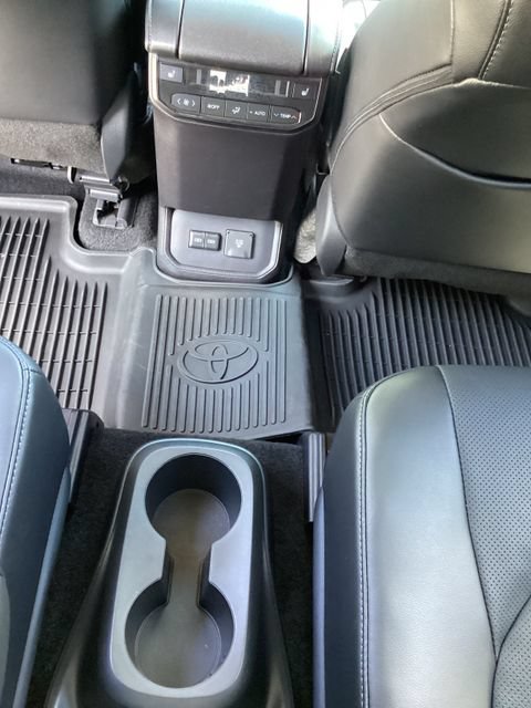 Used 2024 Toyota Highlander Platinum FWD image 18