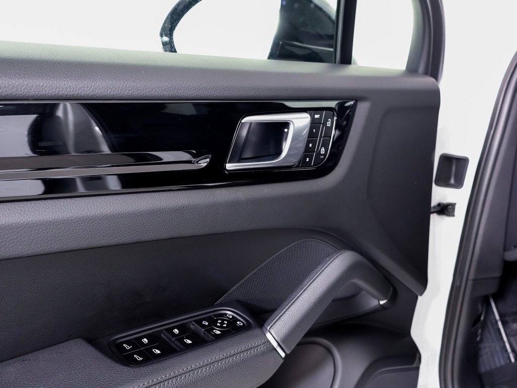 Used 2022 Porsche Cayenne image 20