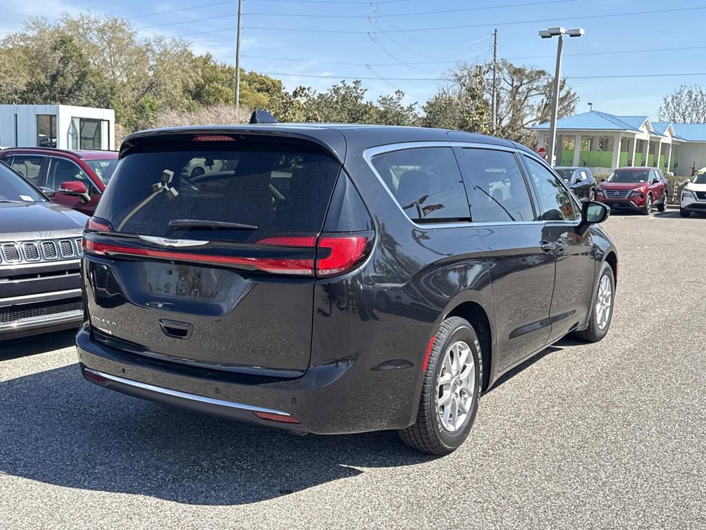 Used 2023 Chrysler Pacifica Touring-L FWD image 4