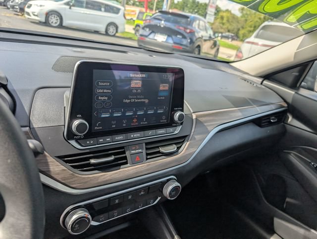 Used 2025 Nissan Altima 2.5 SV FWD image 19