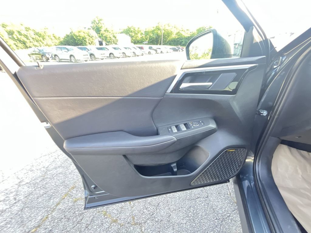 New 2025 Mitsubishi Outlander SE image 13