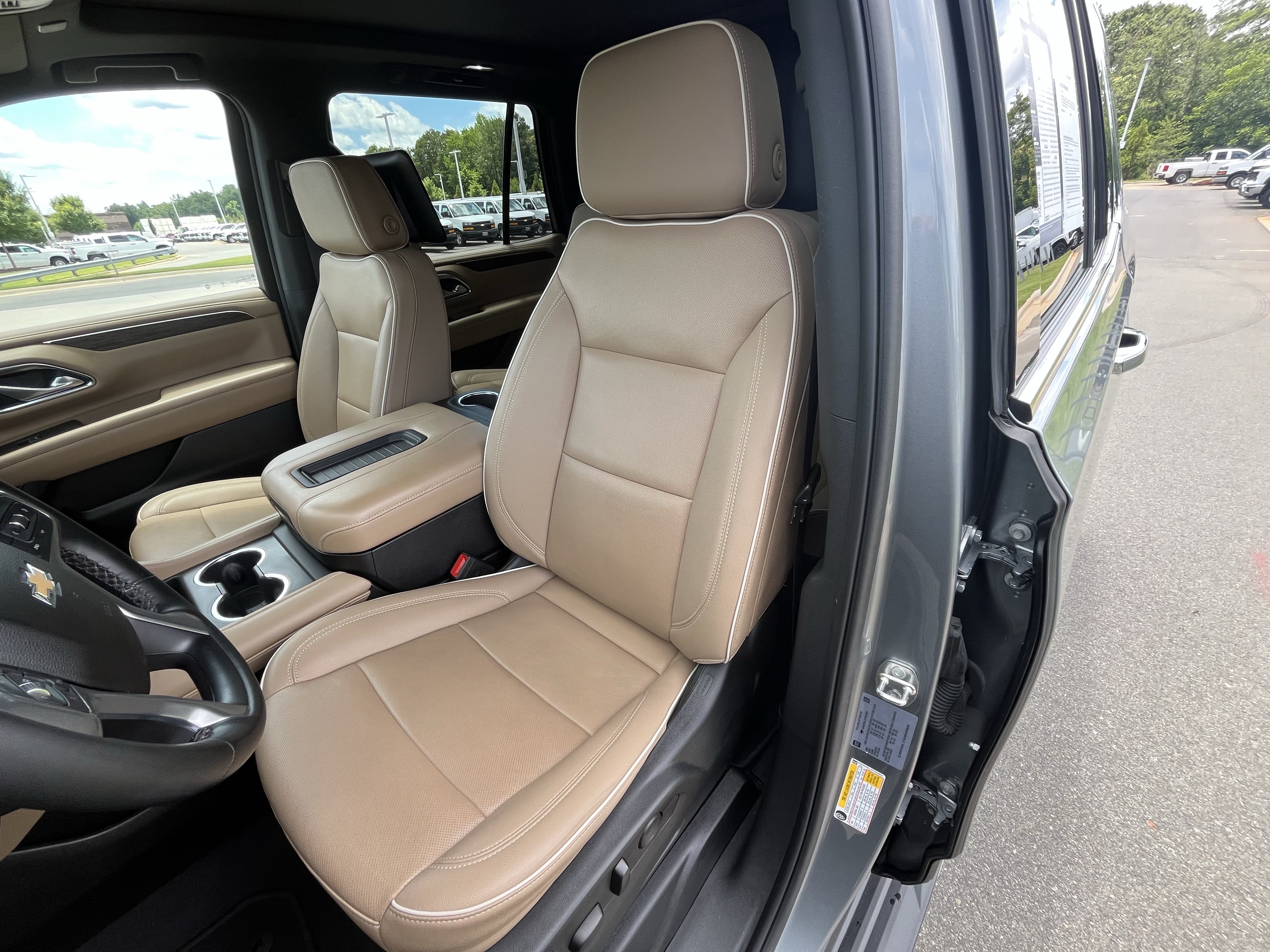 Used 2023 Chevrolet Tahoe Premier w/ Premium Package 2 AWD/4WD image 16