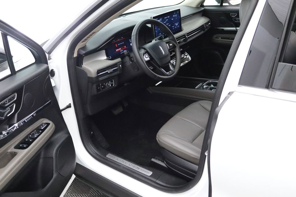 Used 2025 Lincoln Corsair AWD w/ Equipment Group 101A image 14
