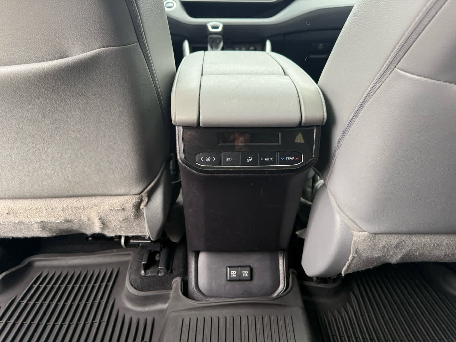 Used 2021 Toyota Highlander XLE image 13