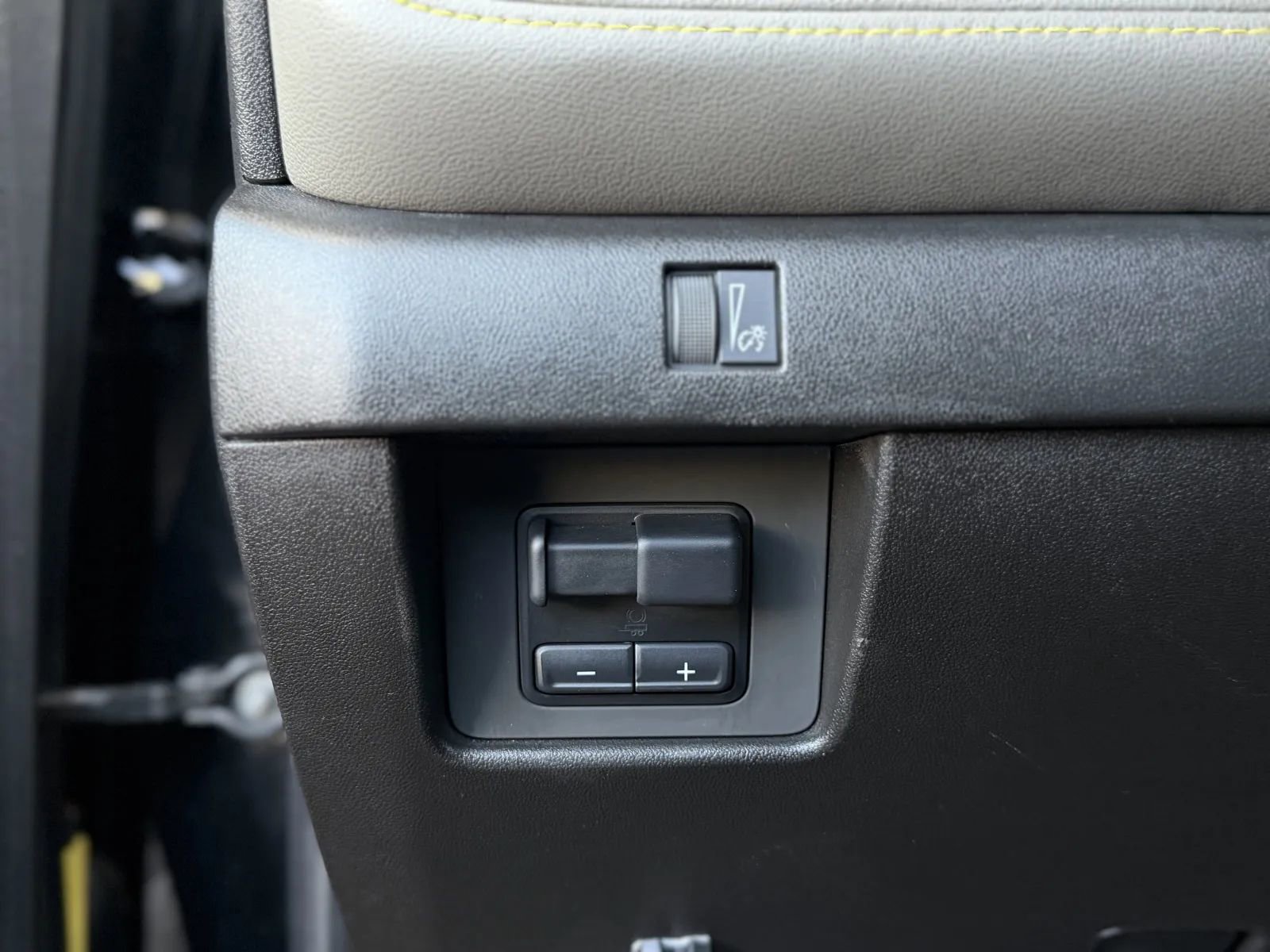 Used 2025 Chevrolet Colorado ZR2 w/ Technology Package image 24